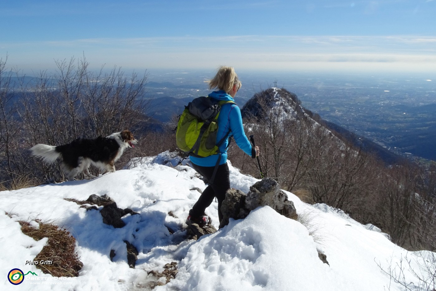 38 Dalla piccola croce di cima  Podona ci abbassiamo all'anticima con grande croce.JPG